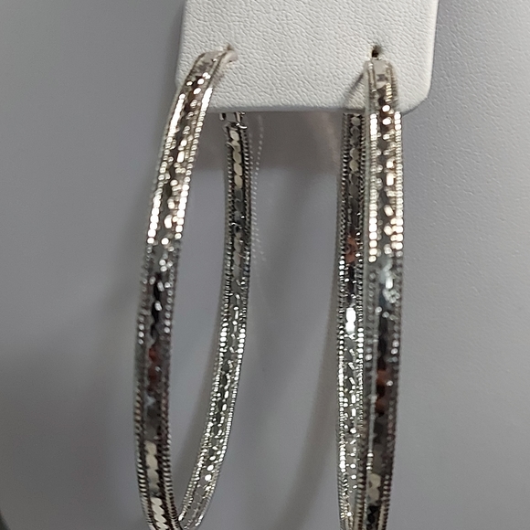 LARGE FASHION HOOP EARRINGS - Picture 2 of 3